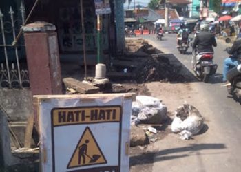 Galian Drainase di Tugu Kordon Dibiarkan Begitu Saja