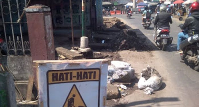 Galian Drainase di Tugu Kordon Dibiarkan Begitu Saja