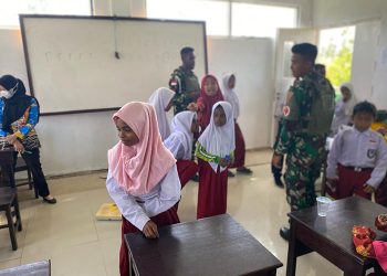 Gandeng Puskesmas Kokoda, Satgas Yonif 762/VYS Penyuluhan Kesehatan Siswa-Siswi di Madrasah Ibtidaiyah Negeri 1 Kokoda