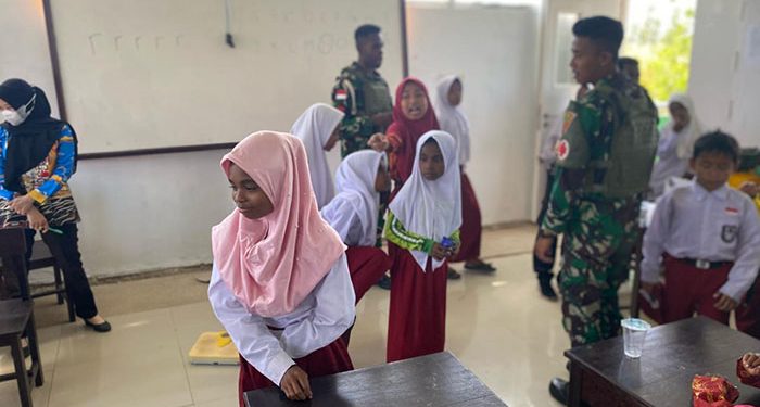 Gandeng Puskesmas Kokoda, Satgas Yonif 762/VYS Penyuluhan Kesehatan Siswa-Siswi di Madrasah Ibtidaiyah Negeri 1 Kokoda