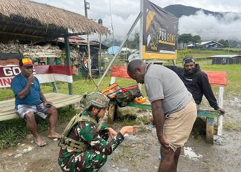Menjadi Pelayan Masyarakat, Satgas Mobile Yonif 323 Berikan Pelayanan Kesehatan Gratis