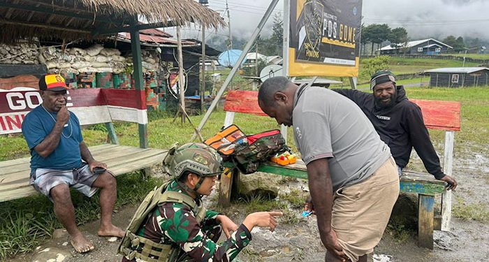 Menjadi Pelayan Masyarakat, Satgas Mobile Yonif 323 Berikan Pelayanan Kesehatan Gratis