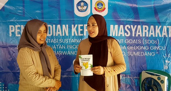 PKM Universitas Sangga Buana Sukses Latih Warga Jembarwangi Bikin Kripik Mangga Gedong Gincu