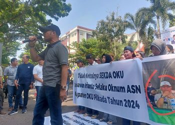 Puluhan Masyarakat Geruduk Kantor Gubernur, Minta Elen Setiadi Segera Copot Sekda OKU, Jika Tidak Pergi Dari Sumsel