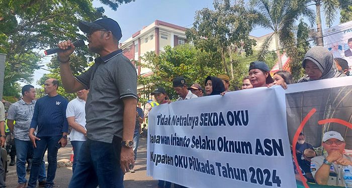 Puluhan Masyarakat Geruduk Kantor Gubernur, Minta Elen Setiadi Segera Copot Sekda OKU, Jika Tidak Pergi Dari Sumsel