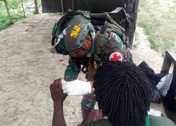 Satgas Yonif 323 Buaya Putih Obati Warga yang Terluka Robek di Tangan