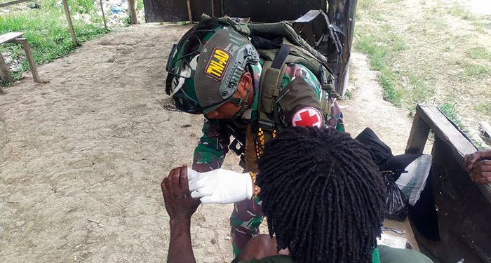 Satgas Yonif 323 Buaya Putih Obati Warga yang Terluka Robek di Tangan