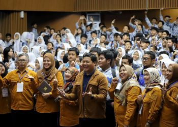 Susanto Triyogo Adiputro Apresiasi Kunjungan Siswa Siswi SMPN 1 Bandung dan Mengenalkan Lebih Dekat Tugas dan Fungsi DPRD Kota Bandung