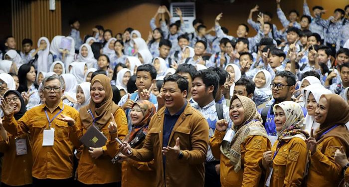Susanto Triyogo Adiputro Apresiasi Kunjungan Siswa Siswi SMPN 1 Bandung dan Mengenalkan Lebih Dekat Tugas dan Fungsi DPRD Kota Bandung