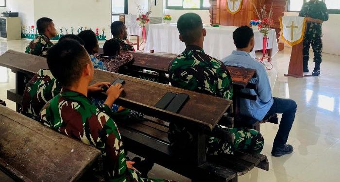 Tingkatkan Keimanan dan Ketaqwaan, Satgas Yonif 131/Braja Sakti Laksanakan Ibadah di Gereja GKI Bersama Masyarakat Papua