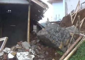Tebing Ambruk Timpa Rumah Ade di Sumedang, 1 Orang Sempat Tertimbun