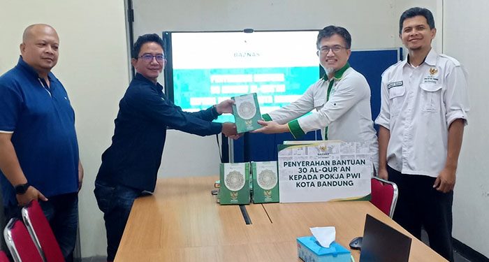 Ngabarin Rutin Tiap Hari Kamis, BAZNAS Salurkan 30 Mushaf Al-Qur’an ke Pokja PWI Kota Bandung