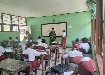 Bantu Meningkatkan Kualitas Pendidikan, Satgas Yonif 131/BRS Bantu Mengajar di SD YPPK Kenandega