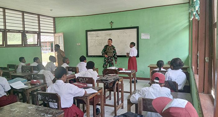 Bantu Meningkatkan Kualitas Pendidikan, Satgas Yonif 131/BRS Bantu Mengajar di SD YPPK Kenandega