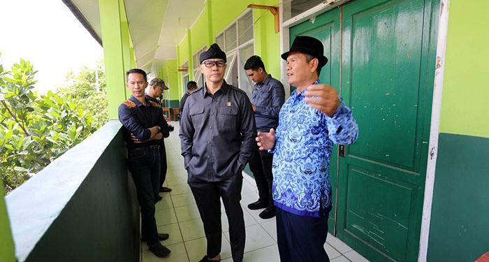 Edwin Senjaya Tinjau Proses Pembangunan Ruang Kelas SDN 190 Cisaranten Kidul, Semoga Cepat Selesai