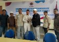Ketum PWI Pusat Serahkan KTA Biasa Anggota PWI Jaya