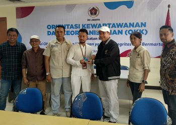 Ketum PWI Pusat Serahkan KTA Biasa Anggota PWI Jaya