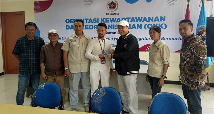 Ketum PWI Pusat Serahkan KTA Biasa Anggota PWI Jaya