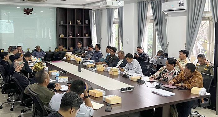 Pansus 3 DPRD Soroti Masalah Izin dan Reklame Ilegal di Pembahasan Raperda Baru