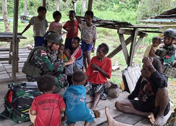 Peduli Terhadap Kesehatan Masyarakat, Satgas Yonif 131/BRS Berikan Layanan Kesehatan di Kampung Kali Lapar
