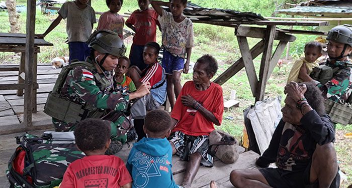 Peduli Terhadap Kesehatan Masyarakat, Satgas Yonif 131/BRS Berikan Layanan Kesehatan di Kampung Kali Lapar