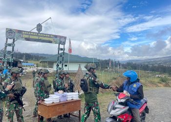 Jumat Berkah di Papua, Satgas Yonif 323 Buaya Putih Bagikan Makan Siang Gratis untuk Masyarakat Pedalaman