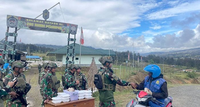 Jumat Berkah di Papua, Satgas Yonif 323 Buaya Putih Bagikan Makan Siang Gratis untuk Masyarakat Pedalaman