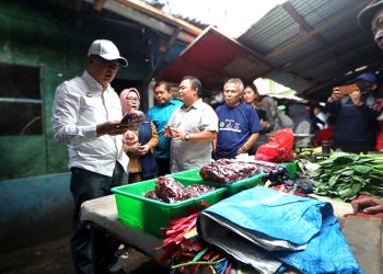 Pj. Wali Kota Cimahi Monitoring Langsung Stok Bahan Pokok Jelang Nataru