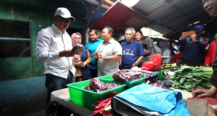 Pj. Wali Kota Cimahi Monitoring Langsung Stok Bahan Pokok Jelang Nataru