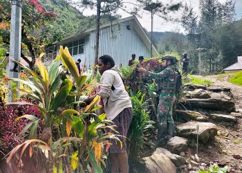Satgas Yonif 323 Buaya Putih Karya Bakti Bersama Masyarakat Bersihkan Gereja Sambut Natal