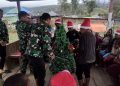 Satgas Yonif 323 Buaya Putih Hias Pohon Natal Bersama Masyarakat : Wujud Kebersamaan di Hari Raya