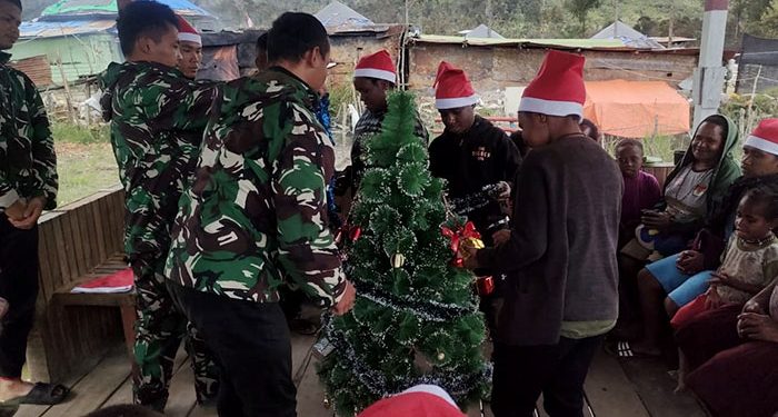 Satgas Yonif 323 Buaya Putih Hias Pohon Natal Bersama Masyarakat : Wujud Kebersamaan di Hari Raya