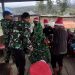 Satgas Yonif 323 Buaya Putih Hias Pohon Natal Bersama Masyarakat : Wujud Kebersamaan di Hari Raya
