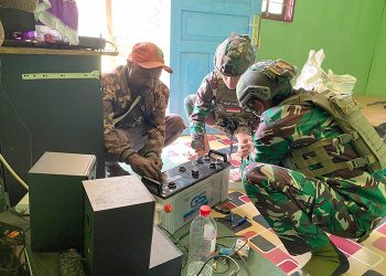Satgas Yonif 323 Buaya Putih Kostrad Bantu Perbaiki Instalasi Listrik Warga Sekitar