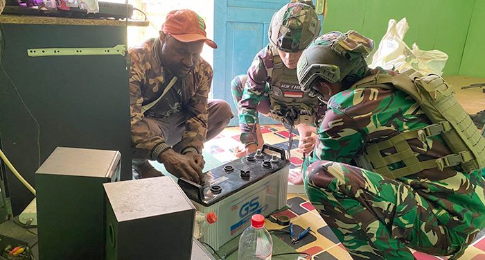Satgas Yonif 323 Buaya Putih Kostrad Bantu Perbaiki Instalasi Listrik Warga Sekitar