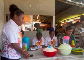 Satgas Yonif 323 Buaya Putih Makan Bersama Pemuda – Pemudi Papua di TK Kosatgas