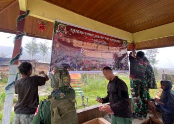 Satgas Yonif 323 Buaya Putih Kostrad Bersama Masyarakat Hias Tempat Ibadah Titik Kuat Eromaga Sambut Natal