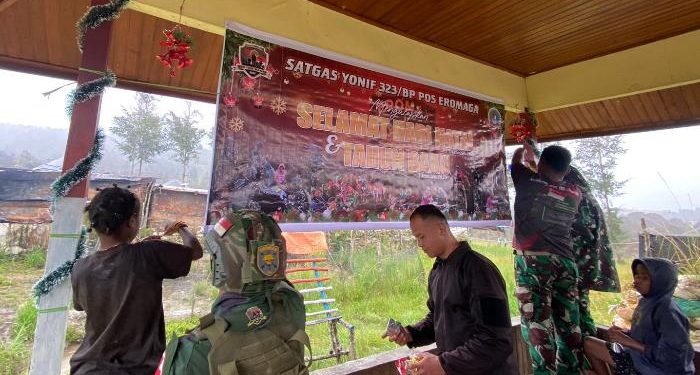 Satgas Yonif 323 Buaya Putih Kostrad Bersama Masyarakat Hias Tempat Ibadah Titik Kuat Eromaga Sambut Natal