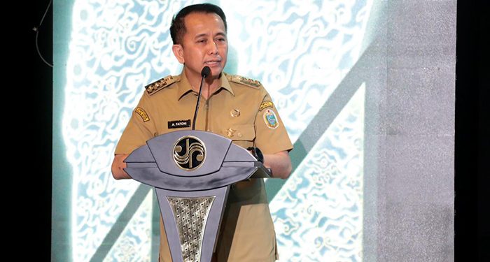 Dirjen Bina Keuangan Daerah Kemendagri Agus Fatoni Terima Penghargaan dan PIN Emas Dari Menteri BUMN.