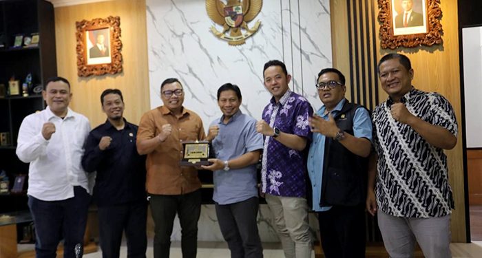 Komisi D Undang Pakar Kebijakan Publik Unpad Yogi Suprayogi Bahas Perbaikan Layanan Dasar