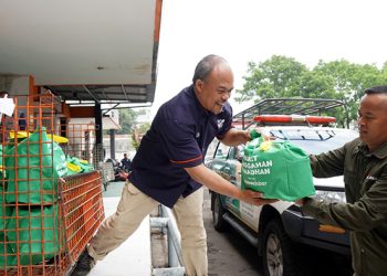 Dalam Semangat Kebersamaan Menyambut Bulan Suci Ramadan 1446 Hijriah, BAZNAS Jabar Salurkan Paket Munggahan untuk Kurir Pos