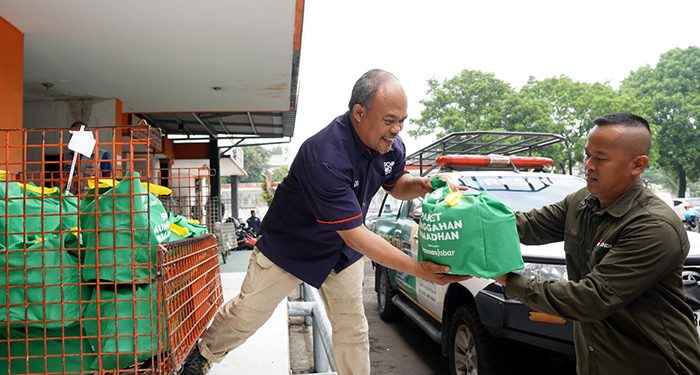 Dalam Semangat Kebersamaan Menyambut Bulan Suci Ramadan 1446 Hijriah, BAZNAS Jabar Salurkan Paket Munggahan untuk Kurir Pos