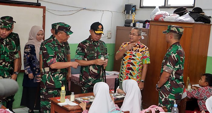Pj Wali Kota Cimahi Dampingi Panglima TNI, Tinjau Program MBG  di SD Negeri Pasirkaliki Mandiri 2