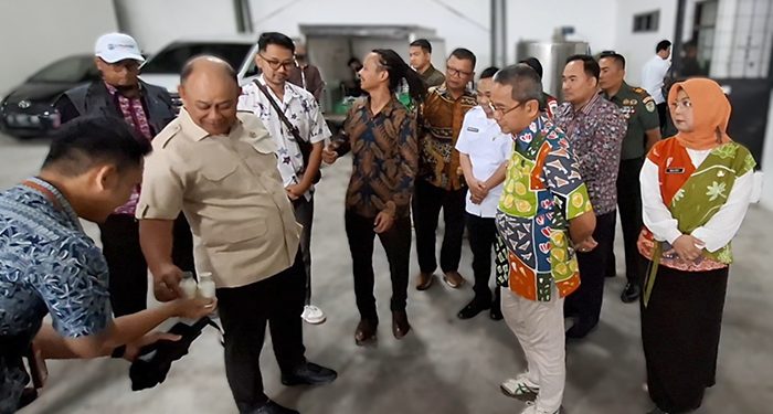 Benny Bachtiar Dampingi Kepala Badan Gizi Nasional Pantau Produksi Makanan Bergizi Gratis