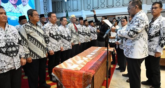 Lantik Pengurus Perangkat Kelengkapan Organisasi PGRI Sumut, Ilyas Sitorus Berharap Dapat Melakukan Penguatan Organisasi