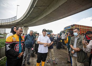Erwin Ajak Warga Jaga Kebersihan, Kawasan Flyover Ciroyom Dipenuhi Sampah