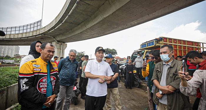 Erwin Ajak Warga Jaga Kebersihan, Kawasan Flyover Ciroyom Dipenuhi Sampah