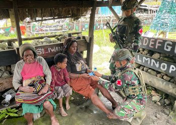 Tidak Memiliki Kendaraan, Warga Berobat di Pos Sinak Bandara Satgas  Yonif 700