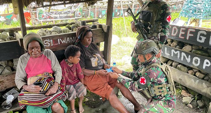 Tidak Memiliki Kendaraan, Warga Berobat di Pos Sinak Bandara Satgas Yonif 700