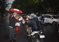 Meski Diguyur Hujan, Pokja PWI Kota Bandung Semangat Bagikan Takjil Gratis untuk Pengendara
